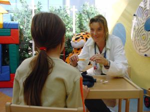 Kinderdiabetologin Dr. Nicole Treptau erklärt ihren kleinen Patienten genau, was sie im täglichen Leben mit dem Diabetes beachten müssen
